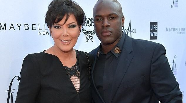 Mẹ cô Kim đẹp đôi bên bạn trai kém 29 tuổi