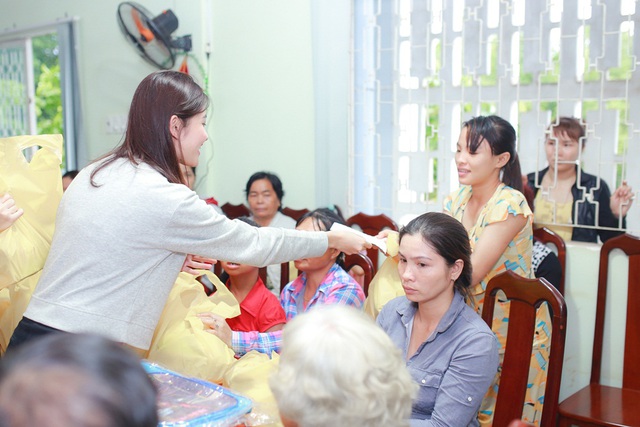 Năm nay, ngoài địa điểm tổ chức thường niên là Làng trẻ em Hoà Bình thuộc Bệnh viện Phục hồi chức năng tỉnh Tây Ninh, đoàn còn di chuyển đến huyện biên giới Tân Biên, chiến trường xưa khốc liệt để lại nhiều di chứng da cam nặng nề cho người dân nơi đây qua nhiều thế hệ, để thăm hỏi và trao tặng những phần quà.