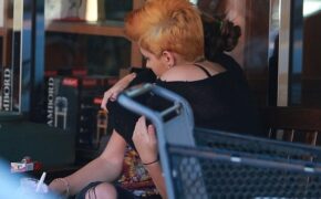 Hậu chia tay bạn trai, con gái Michael Jackson xuống tóc, hút thuốc lá