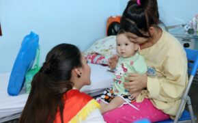 Hoa hậu Biển Việt Nam đến với những bệnh nhi nghèo nhân 1/6