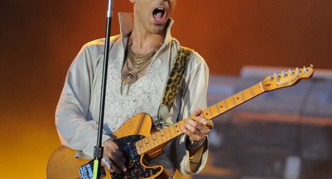 Huyền thoại âm nhạc Prince đột tử vì sốc thuốc