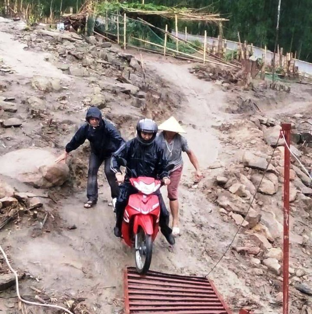 Nếu trời mưa, việc vận chuyển thư tín, báo chí, bưu phẩm của anh bưu tá sẽ gặp vô cùng khó khăn.