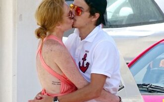 Lindsay Lohan “khóa môi” tình trẻ say đắm