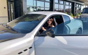 Ca sĩ Thanh Thảo bầu bí vẫn lái siêu xe thật “ngầu”