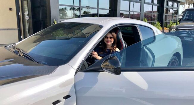 Ca sĩ Thanh Thảo bầu bí vẫn lái siêu xe thật “ngầu”