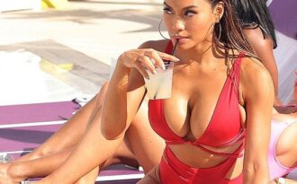 “Bỏng mắt” với thân hình nảy nở của người mẫu da màu