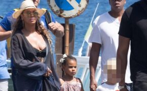 Beyonce Knowles buồn bã suốt kỳ nghỉ với chồng và con gái