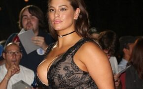 Siêu mẫu “ngoại cỡ” khoe vòng một đầy đặn với váy xẻ ngực