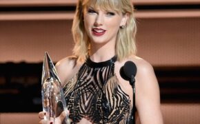 Taylor Swift diện váy “trong suốt”, đánh tan tin đồn “bầu bí”