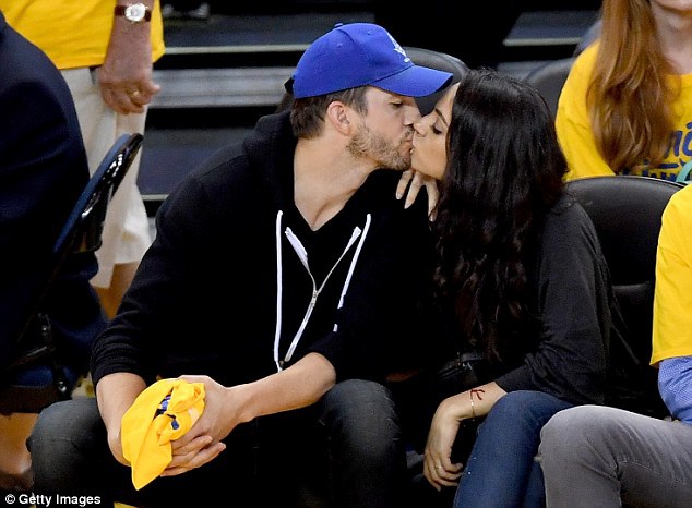  Ashton Kutcher và Mila Kunis bắt đầu hò hẹn từ năm 2012 và đã có với nhau một con gái và một con trai. 