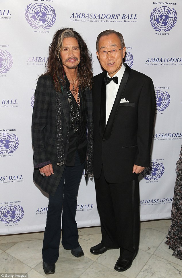  Steven Tyler chụp ảnh cùng ông Ban Ki-moon tại sự kiện. 