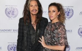 Rocker 68 tuổi đã đính hôn với bạn gái 28 tuổi?