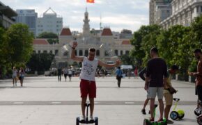 Khách Tây thích thú chơi xe điện trên phố đi bộ Sài Gòn