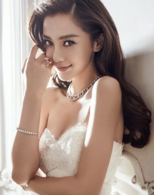  Angelababy đã sinh con trai đầu lòng ở Hồng Kông, ngày 17/1. 