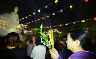 TP. HCM: Hàng ngàn người dân đến chùa xin lộc thời khắc giao thừa