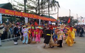 Tưng bừng cảnh bủa lưới trên cạn ở lễ hội Cầu ngư lớn nhất Huế