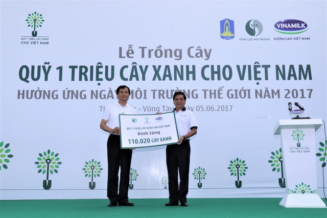 Ông Lê Tuấn Quốc – Phó Chủ tịch UBND Tỉnh Bà Rịa Vũng Tàu đón nhận bảng tượng trưng tặng cây xanh do ông Trần Minh Văn - Giám Đốc Điều Hành Công ty Vinamilk trao tặng