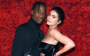 Bạn trai Kylie Jenner thể hiện sự lãng mạn bằng hàng trăm đóa hồng