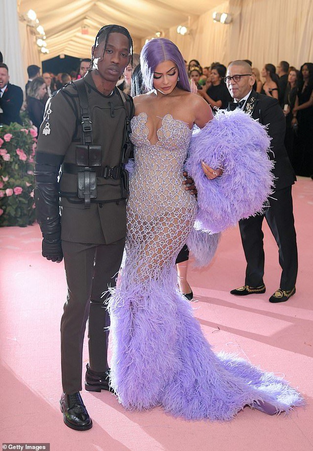 Hai em cô Kim sexy trên thảm đỏ Met gala - 2