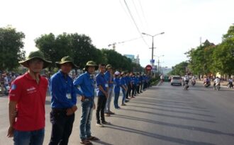 Xúc động những “barrier người” bảo vệ thí sinh ở mùa thi