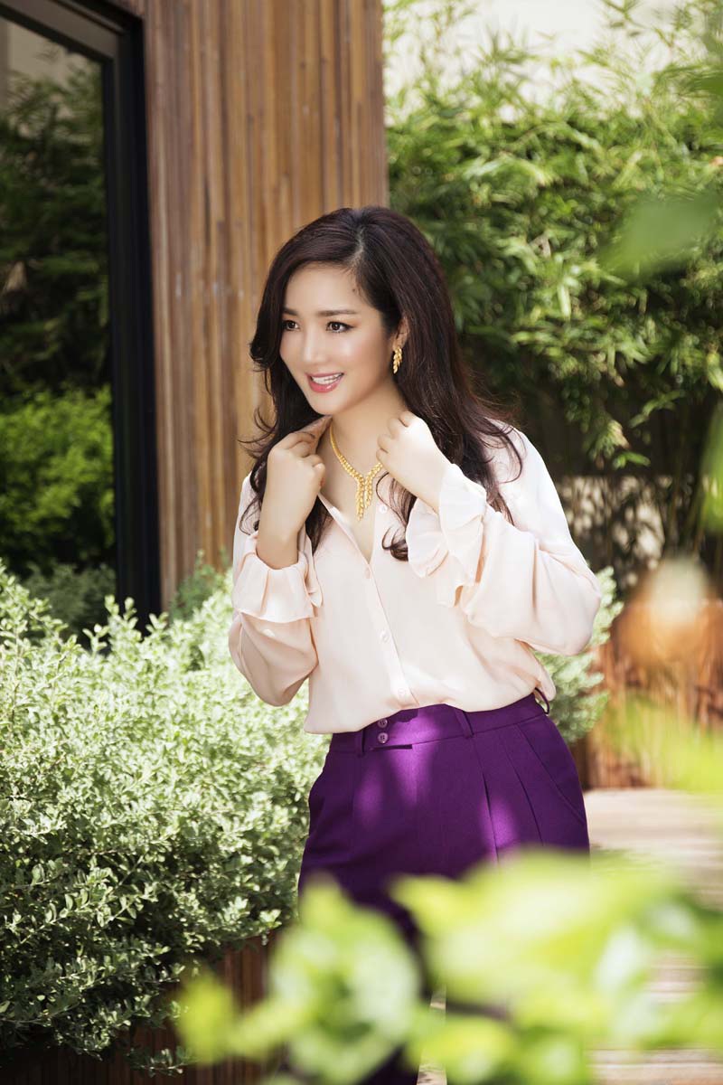 Hoa hậu đền Hùng Giáng My quyến rũ với sắc tím