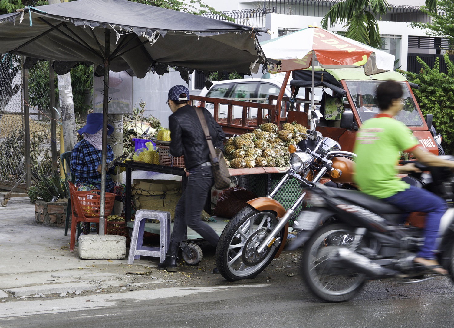 Hình ảnh rất cá tính của Tinna Tình trên phố.