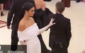 Kendall Jenner bị chê trách khi đẩy trợ lý ra khỏi khuôn hình