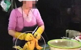 Làm “đẹp” gà, vịt bằng hóa chất