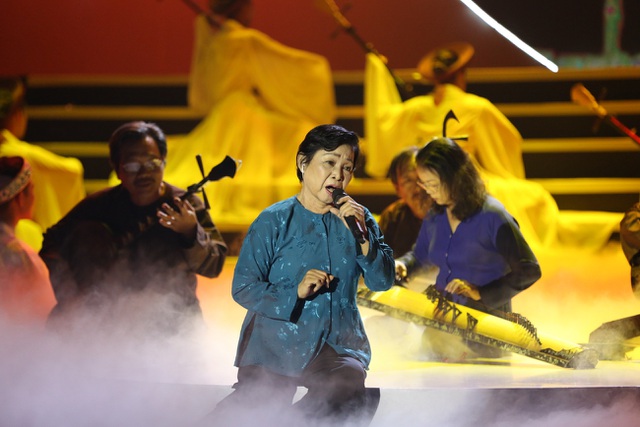 Với thế mạnh cải lương, nghệ sĩ Phương Dung và Dũng Nhí thể hiện bản Dạ cổ hoài lang và bài hát Đêm Gành Hào nghe điệu Hoài Lang.