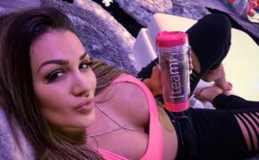 Jen Harley “lấp ló” ngực đầy