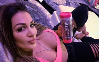 Jen Harley “lấp ló” ngực đầy