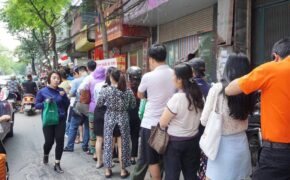 Người Hà Nội xếp hàng từ sáng tới đêm mua bánh trung thu truyền thống