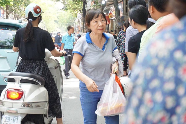 Không như những năm trước, năm nay cửa hàng này không giới hạn số lượng bánh, người mua có thể mua bao nhiêu tùy ý.