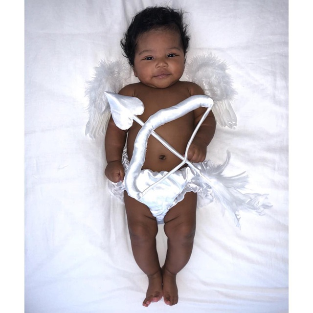 Siêu mẫu Chanel Iman hóa trang cho con gái mới sinh 