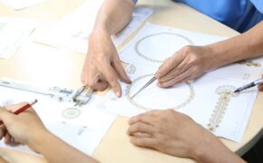 Ngắm những tuyệt tác trang sức từ bàn tay khéo léo của nghệ nhân kim hoàn