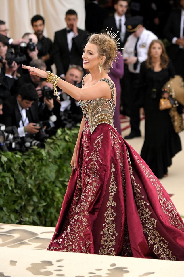  Không kém phần xa hoa trong sự kiện là nữ diễn viên Blake Lively - người diện số nữ trang lên tới hơn 2 triệu USD của hãng Lorraine Schwartz 