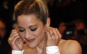 Sao Hollywood rơi khuyên tai kim cương trên thảm đỏ