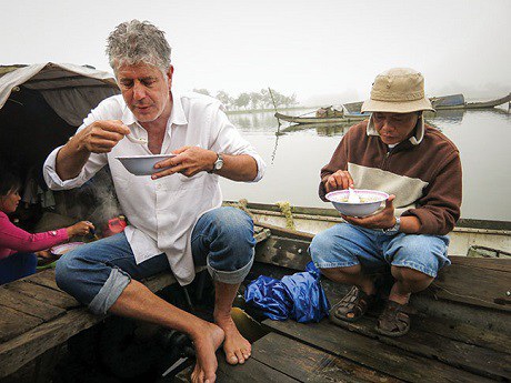  Anthony Bourdain từng ghé thăm khu phố cổ và thưởng thức bún ốc. Ông cũng đến thăm điểm du lịch nổi tiếng của Việt Nam là Vịnh Hạ Long, nơi ông lái một con tàu nhỏ rồi hấp và ăn mực. Trong những chương trình thú vị về ẩm thực Việt, Bourdain ghé thăm các làng chài nổi tiếng và chia sẻ nhiều hình ảnh thú vị về các chuyến đi với khán giả của ông ở bốn phương 