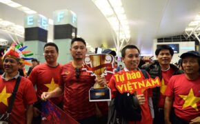 Cổ động viên mang cúp vàng sang Dubai “tiếp lửa” đội tuyển Việt Nam