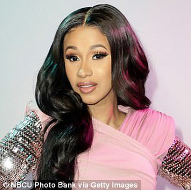 Cardi B khác lạ khi không trang điểm  - 7