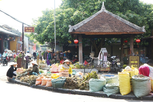 Chợ lá mùng 5 ở Hội An