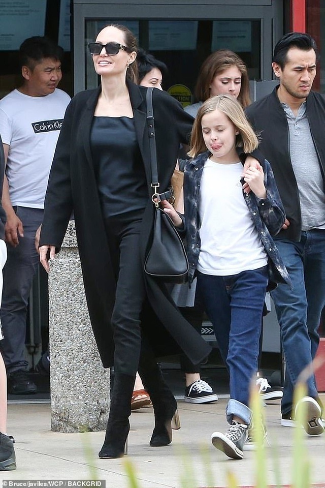 Angelina Jolie dành trọn thời gian cho các con - 5