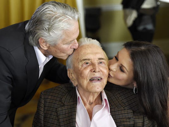 Bố chồng Catherine Zeta-Jones vẫn khỏe mạnh ở tuổi 103 - 2
