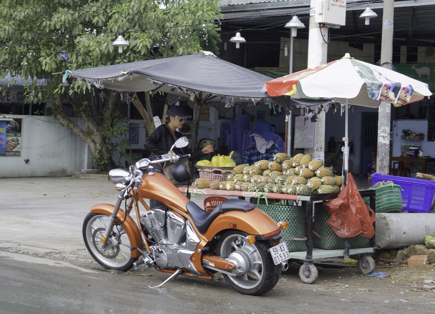 Hình ảnh rất cá tính của Tinna Tình trên phố.