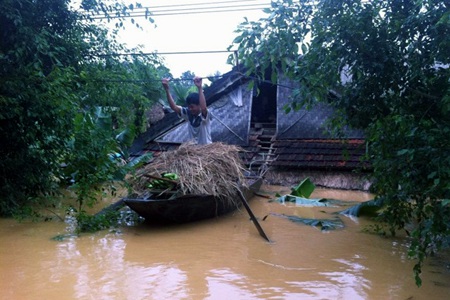 Tan hoang nhà cửa, thánh đường sau cơn lũ lụt...