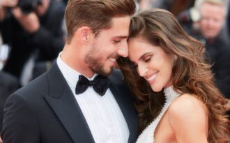 Siêu mẫu nội y đã đính hôn với bồ trẻ