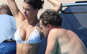 Bạn gái Leonardo DiCaprio khoe ngực căng tròn