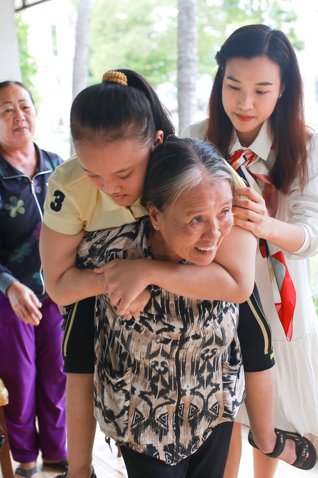 Trong khi đó, Hoàng Oanh từng tham gia ở lần tổ chức trước nên rất nhiệt tình chia sẻ thông tin cũng như hoàn cảnh của các em nhỏ nơi đây.