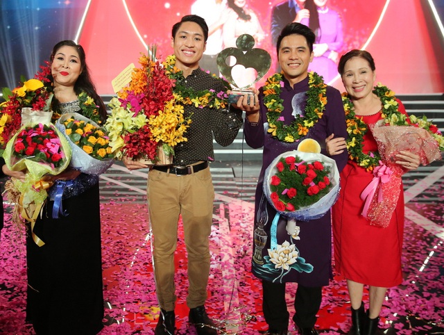 Với cùng số điểm tuyệt đối, 2 cặp mẹ con NSND Hồng Vân - Trê Phi, NSƯT Kim Xuân - Huy Luân đã đoạt giải Nhất của chương trình Hát cùng Mẹ yêu – chương trình ca nhạc truyền hình đầu tiên dành cho mẹ con nghệ sĩ tại Việt Nam.