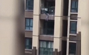 Đứng tim cảnh người dân trải khăn cứu bé trai rơi từ chung cư tầng 6